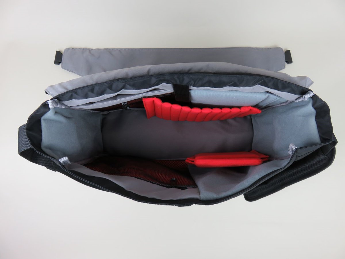 WurlinPromo's tweet photo. The inside of a very useful bag. Great for someone who likes to be organised ... or needs to be organised! #compartmentbag #bespokebags #promotionalproducts #brandedbags #bagorganiser #creativedesign #promotionalbags #usefulbags https://t.co/a24gHZuxh3