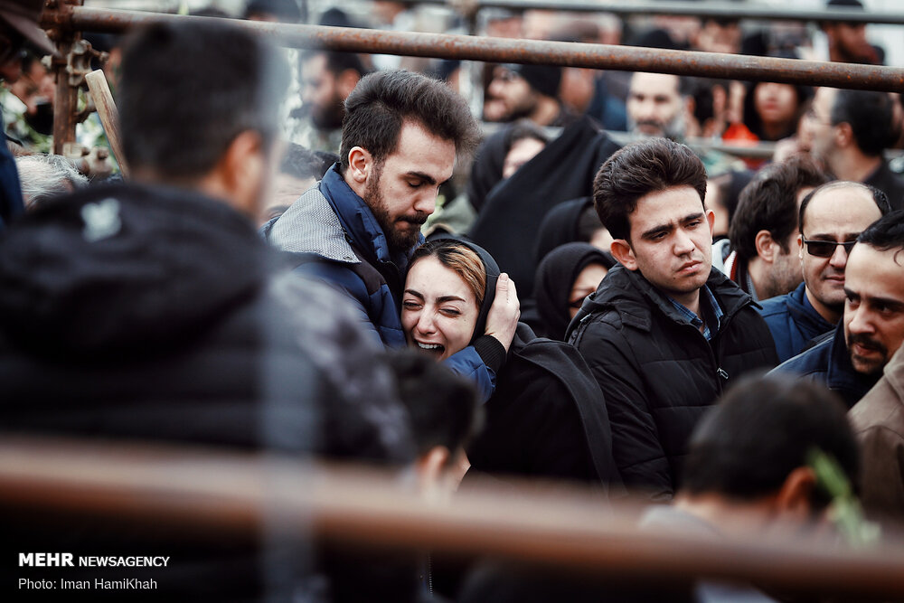 peymanyazdani_'s tweet photo. تشییع پیکر چهار کشته‌شده هواپیما در همدان.
عکسها از @imanhamikhah  است که دوست‌های صمیمی‌اش رو از دست داده تو این پرواز و می‌دونم سخت‌ترین آفیش زندگیش رو رفته. عکسهات دروغ نمیگن ایمان جان، عکسها دروغ نمیگن. https://t.co/d4lPFGxdKD