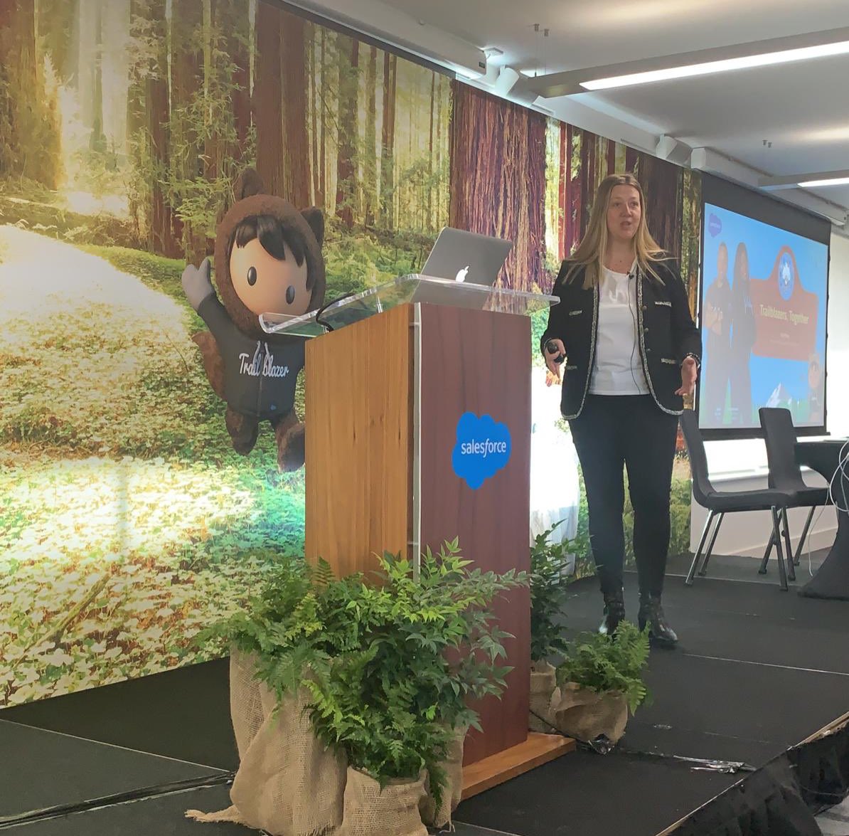 SalesforceUK's tweet image. “We believe that values create value” 
- @PipWhite76 kicking off the opening keynote at #SalesforceInnovation Manchester