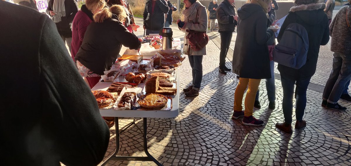 CoBlackred's tweet photo. Vente de gâteaux en soutien aux grévistes de la ligne 9 à #montreuil bientôt le départ en manif #greve16janvier https://t.co/jFXWUSdlLk