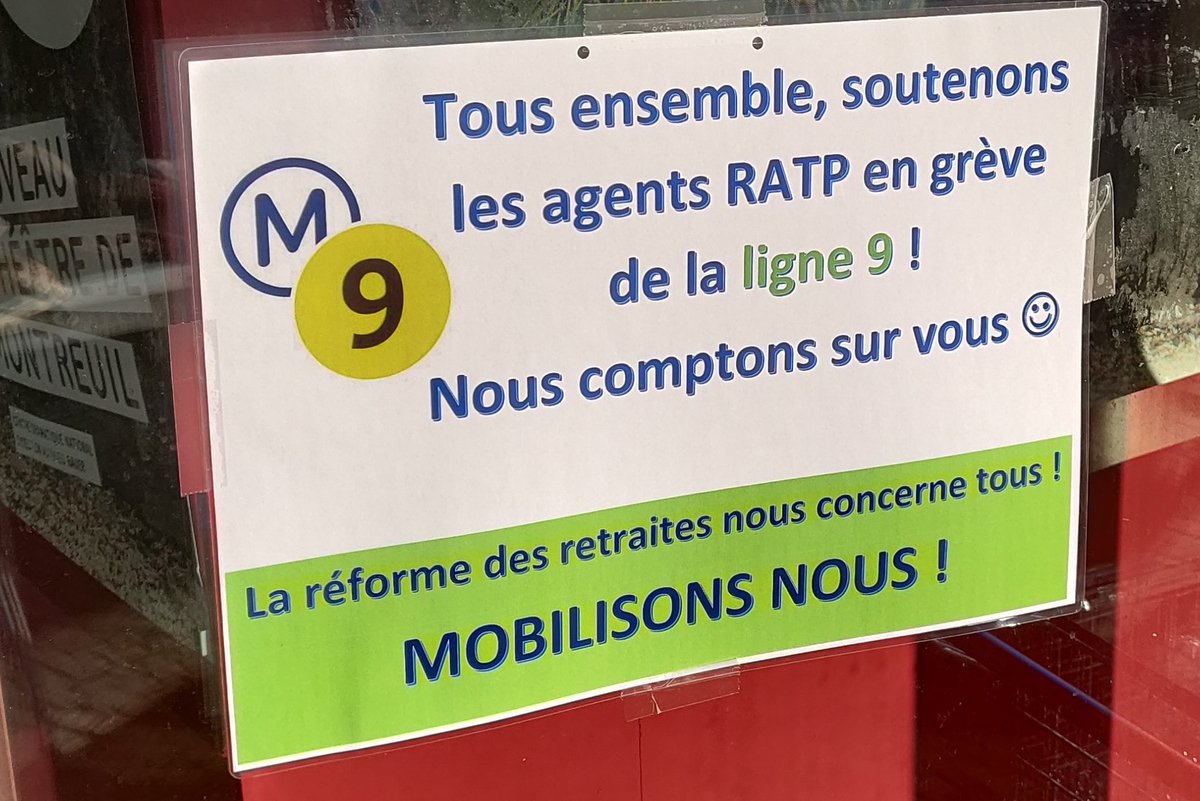 CoBlackred's tweet photo. Vente de gâteaux en soutien aux grévistes de la ligne 9 à #montreuil bientôt le départ en manif #greve16janvier https://t.co/jFXWUSdlLk