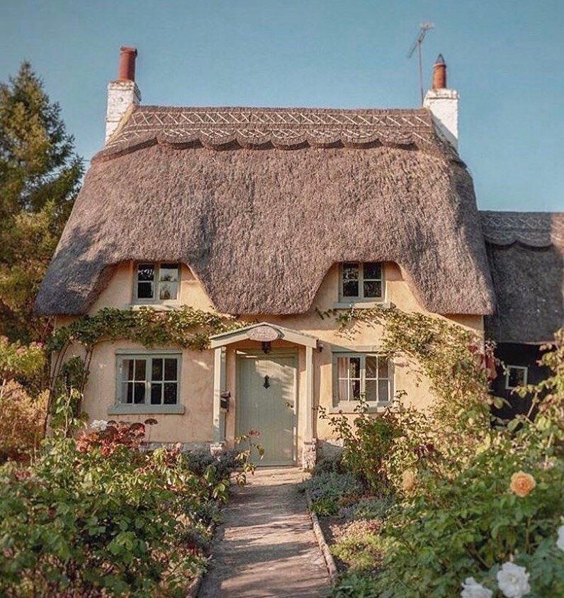 HWarloww's tweet photo. ‘Rose Cottage’. Probably the vision that comes into our head when someone says ‘British Country Cottage’. Thatched and very pretty. Captured by @hope_and_wander on Instagram. https://t.co/KmxR2zWig4