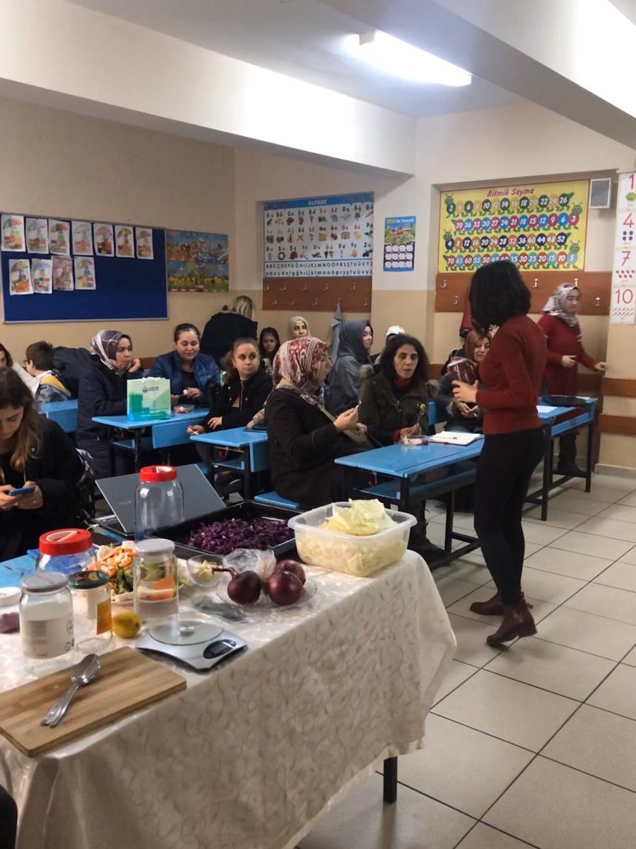 Beslenme Dostu Okul projesi kapsamında okulumuz psikolojik danışmanı Esra Kartal tarafından “Probiyotik/probiyotik beslenme nedir? Probiyotik turşu uygulama atölyesi” yapılmıştır. Katılım sağlayanlara teşekkürler <a href="/Sariyer_MEM/">Sarıyer İlçe Millî Eğitim Müdürlüğü</a> <a href="/istanbulilmem/">İstanbul İl Millî Eğitim Müdürlüğü</a> #beslenmedostuokul <a href="/tcmeb/">Millî Eğitim Bakanlığı</a>