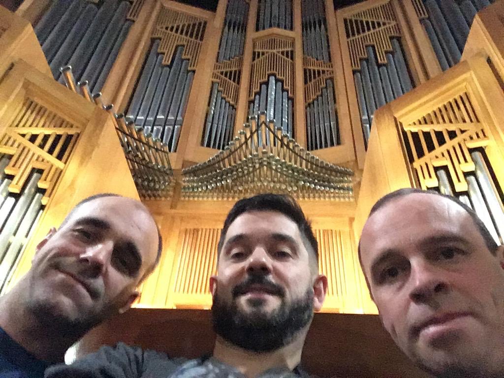 FernandoBuide's tweet photo. Con los estupendos @JDELARUBIA Y #PabloMenendez del taller de #GerhardGrenzing preparando en el #AuditorioNacional el estreno de mi concierto para órgano y orquesta con la @ocnesp y @DMEtxebarria el próximo mes de febrero 💪🏻💪🏻🙂increíble instrumento!! https://t.co/wTcwlwnjD2