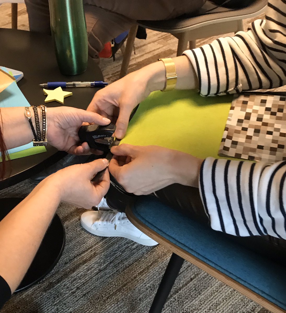 GuylaineRaffin's tweet photo. Diffusion de la méthode design thinking au @cmarkea étape prototypage 👍🤩#uxdesign #designthinking #emojibzh https://t.co/renl9yJp8E