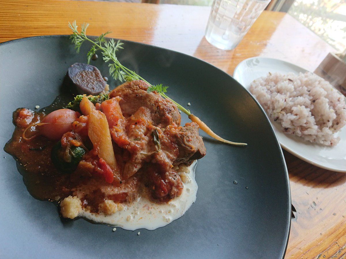 ろくしゃく ランチは飯山市ぽむさんに みゆきポークシチューを注文すると下に謎の白いつぶつぶが お聞きするとクスクスという粒状のパスタでした 初めて食べる物でしたが美味しかったです ぽむさんではジビエ料理や信州サーモンなど長野県の美味しい物