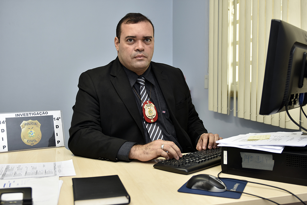 AdepolAM's tweet photo. Associado da ADEPOL-AM, delegado Christiano Castilho, e sua equipe, prende mulher em Manaus procurada pelo crime de roubo. https://t.co/VfrVWFFm9L