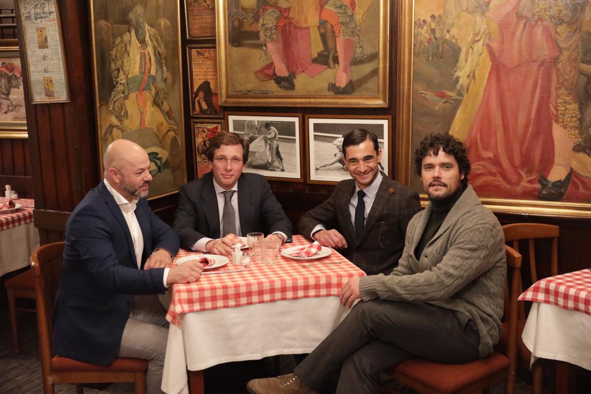 El que pretenda suprimir la Tauromaquia en España se equivoca profundamente al pensar que pasa por su peor momento. No hay nada que esté tan ligado a nuestra cultura como los Toros.

La Casa Salvador entrega a Paco Ureña el premio al mejor quite de la Feria de San Isidro 2019.