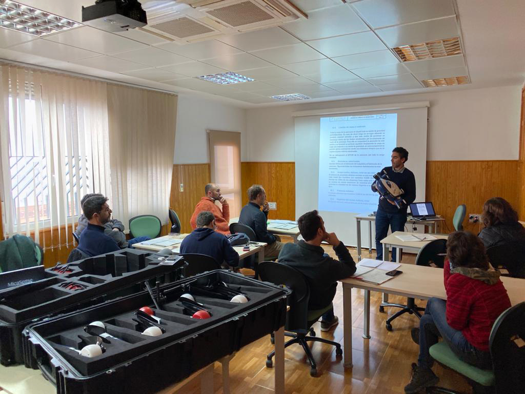 ICMAN_CSIC's tweet photo. Durante esta semana el equipo del proyecto PiMetAn del ICMAN está realizando el curso de formación práctica con el fabricante @DRONETOOLS para realizar vuelos con los dos drones Cóndor que serán utilizados en las dos campañas antárticas previstas🐧🐧🐧🐧🐧🐧 https://t.co/XYvFTxA2mo