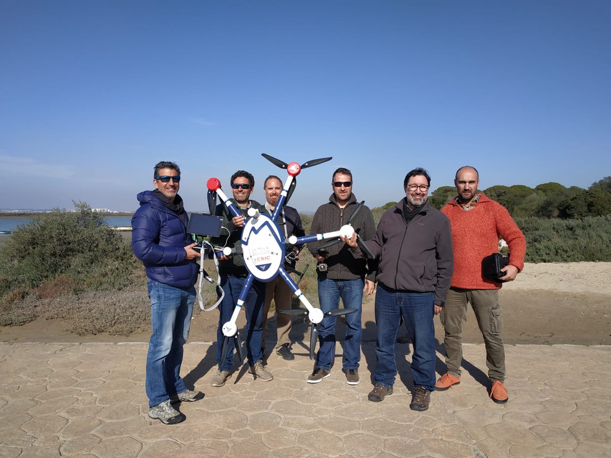 ICMAN_CSIC's tweet photo. Durante esta semana el equipo del proyecto PiMetAn del ICMAN está realizando el curso de formación práctica con el fabricante @DRONETOOLS para realizar vuelos con los dos drones Cóndor que serán utilizados en las dos campañas antárticas previstas🐧🐧🐧🐧🐧🐧 https://t.co/XYvFTxA2mo