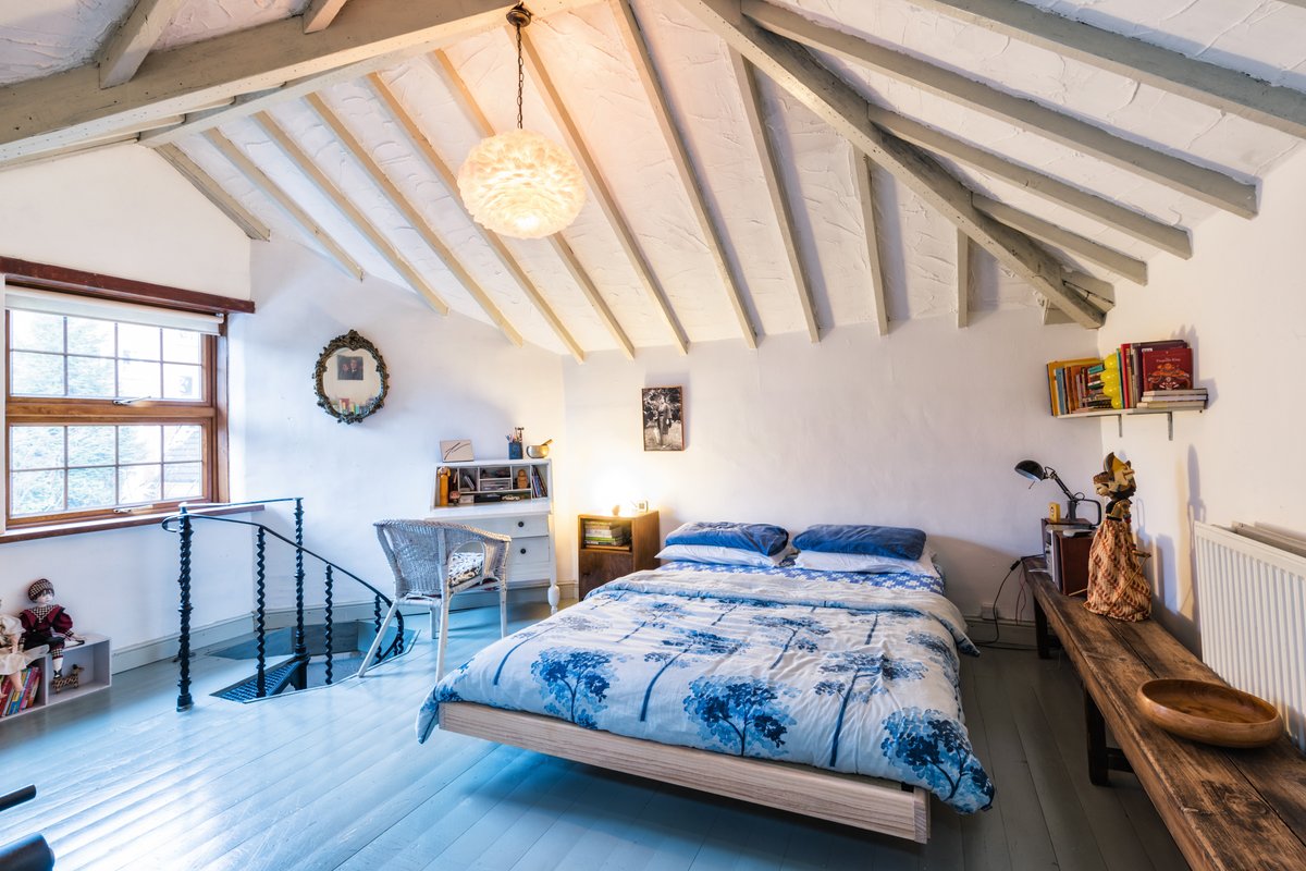 cspropertyyork's tweet photo. A genuine one off! This unique detached 3 bed cottage is situated in one of York's most sought after areas #bootham. Easy access to city centre, railway station &amp; two prestigious schools St Peters &amp; Bootham. 
#newhome #estateagent #moving #designthinking #York https://t.co/sE0dk6wI55
