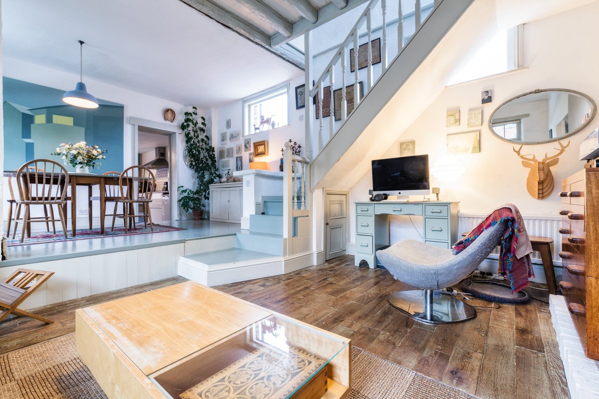 cspropertyyork's tweet photo. A genuine one off! This unique detached 3 bed cottage is situated in one of York's most sought after areas #bootham. Easy access to city centre, railway station &amp; two prestigious schools St Peters &amp; Bootham. 
#newhome #estateagent #moving #designthinking #York https://t.co/sE0dk6wI55