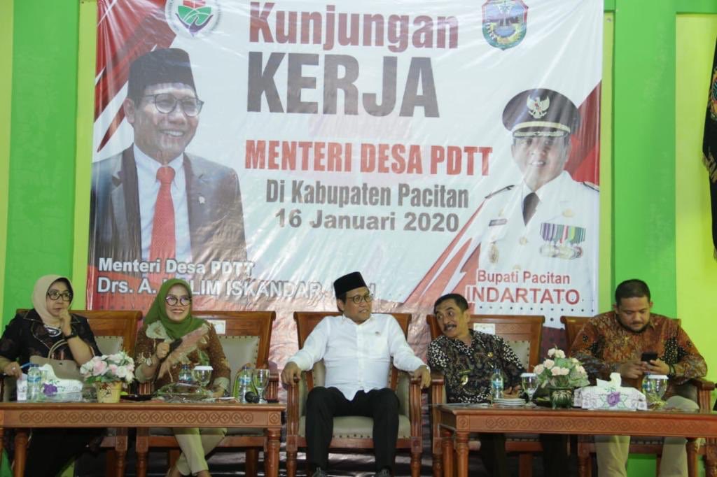 halimiskandarnu's tweet photo. Kunjungan kerja ke Pacitan, berdialog dengan Kepala Desa, Pendamping Desa, Penggerak Desa se Kab. Pacitan. Saya sampaikan bahwa Dana Desa tahun 2020 akan diturunkan dalam 3 tahap. Masing-masing diantaranya,
Tahap 1 : 40%
Tahap 2 : 40%
Tahap 3 : 20% https://t.co/rInpXbhtYX