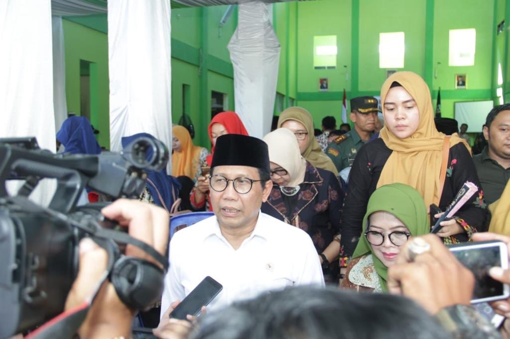 halimiskandarnu's tweet photo. Kunjungan kerja ke Pacitan, berdialog dengan Kepala Desa, Pendamping Desa, Penggerak Desa se Kab. Pacitan. Saya sampaikan bahwa Dana Desa tahun 2020 akan diturunkan dalam 3 tahap. Masing-masing diantaranya,
Tahap 1 : 40%
Tahap 2 : 40%
Tahap 3 : 20% https://t.co/rInpXbhtYX