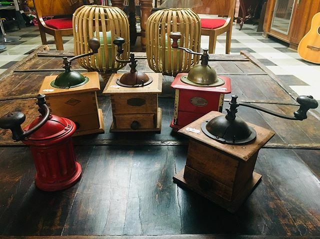 Ressourcerie91's tweet photo. Moulins à café.
.
#moulinsacafé #vintagestyle #recuperation #secondeviedesobjets  #bigbazar #consommerresponsable #ecoresponsable♻️ #onsefaitplaisir #nejetezplus #ressourcer #montgeron91  #essonne #91 https://t.co/5ZyVHujhqe https://t.co/LpfaO9aWHT