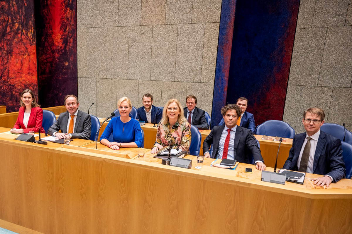 Voorzitter <a href="/khadijaArib/">Khadija Arib</a> heet Kamerleden <a href="/attjekuiken/">Attje Kuiken</a>, <a href="/mvantoorenburg/">Madeleine van Toorenburg</a>, @vanwijngaardenj, <a href="/StienekevdGraaf/">StienekevanderGraaf</a> &amp; <a href="/keesvdstaaij/">Kees van der Staaij</a> in vak-K van harte welkom. Zij dienen nu een initiatiefvoorstel in over een bestuurlijk verbod op ondermijnende organisaties. Live via bit.ly/3aeVSWh