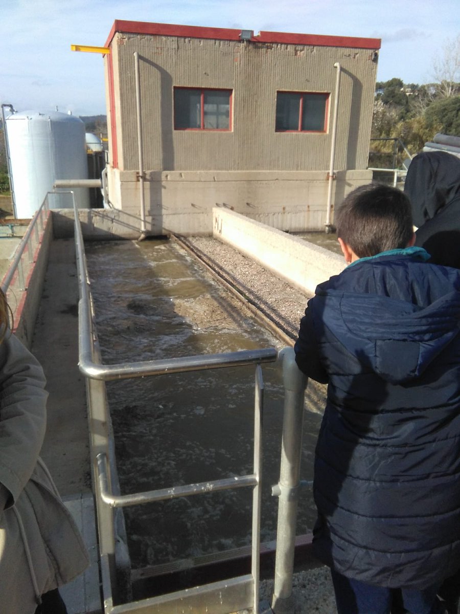 ConsAiguesCBGi's tweet photo. 💧Alumnes de 1r i 4t d'ESO de l'INS Baix Empordà de #Palafrugell han visitat la depuradora d'aigües residuals (EDAR) de #Palamós i n'han conegut el seu funcionament, guiats per @LaCopaSCCL https://t.co/allO1HH67k