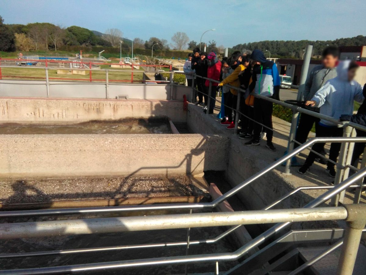 ConsAiguesCBGi's tweet photo. 💧Alumnes de 1r i 4t d'ESO de l'INS Baix Empordà de #Palafrugell han visitat la depuradora d'aigües residuals (EDAR) de #Palamós i n'han conegut el seu funcionament, guiats per @LaCopaSCCL https://t.co/allO1HH67k