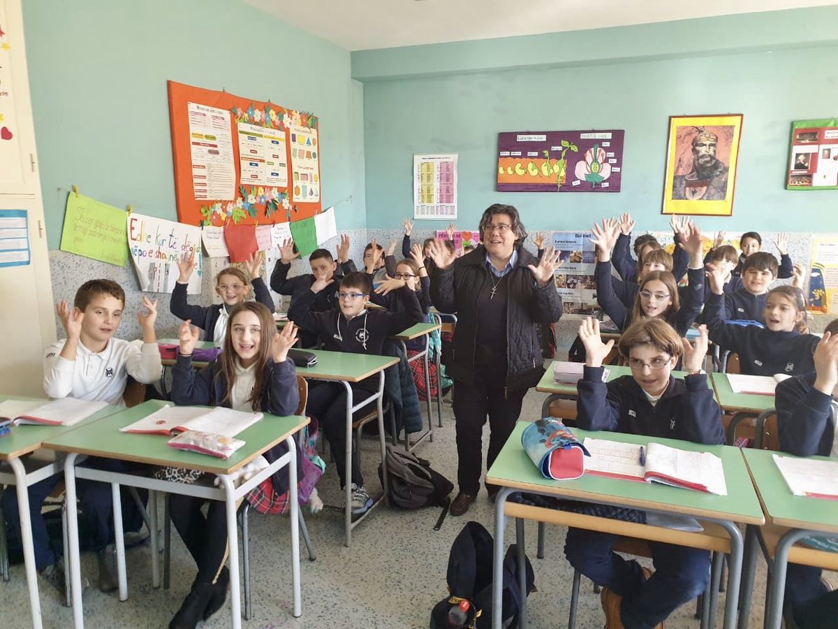 EmbEspAlbania's tweet photo. Esta mañana hemos visitado el colegio #Ylber, único del país que imparte enseñanzas de español a escolares, a cuya biblioteca el Embajador Canelles ha donado un lote de libros en lengua castellana. Ha sido un placer compartir un rato con profesores y alumnos de este colegio! https://t.co/Hr4LvQxiey