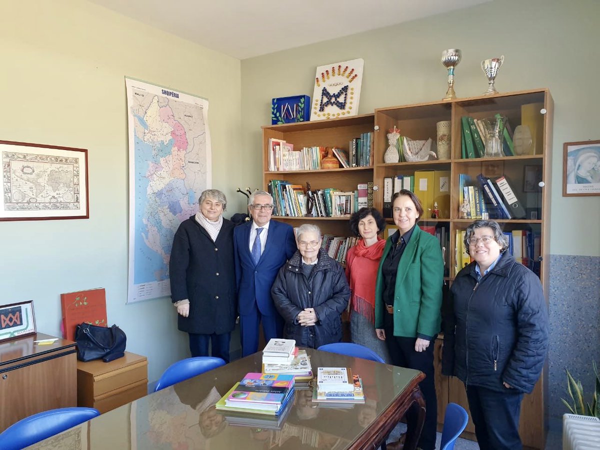 EmbEspAlbania's tweet photo. Esta mañana hemos visitado el colegio #Ylber, único del país que imparte enseñanzas de español a escolares, a cuya biblioteca el Embajador Canelles ha donado un lote de libros en lengua castellana. Ha sido un placer compartir un rato con profesores y alumnos de este colegio! https://t.co/Hr4LvQxiey