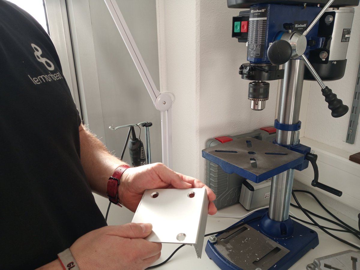 LemonbeatGmbH's tweet photo. Heute ist der #Tagdesnichts. Wir sind zwar nicht faul und trotzdem schwer bei der Arbeit, zeigen euch aber nicht, woran der Kollege gerade wieder bastelt. #lemonbeat #iotsolutions #strenggeheim https://t.co/eCHRFm7cET