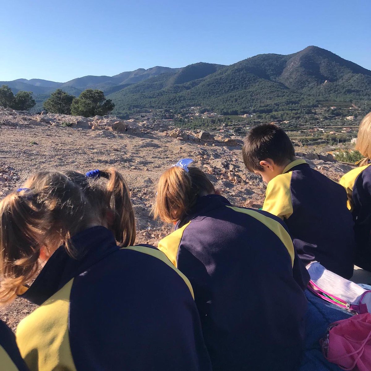 CarmelitasOnda's tweet photo. Els nostres xiquets i xiquetes de Primer de Primària gaudeixen de les vistes tan boniques del nostre poble. I aprenen a observar i diferenciar els tipus de paisatges.
Aquesta activitat forma part del projecte “creador de paisatges”. #aciestic #primercicle #projectepaisatges https://t.co/3r1HxdJhbI
