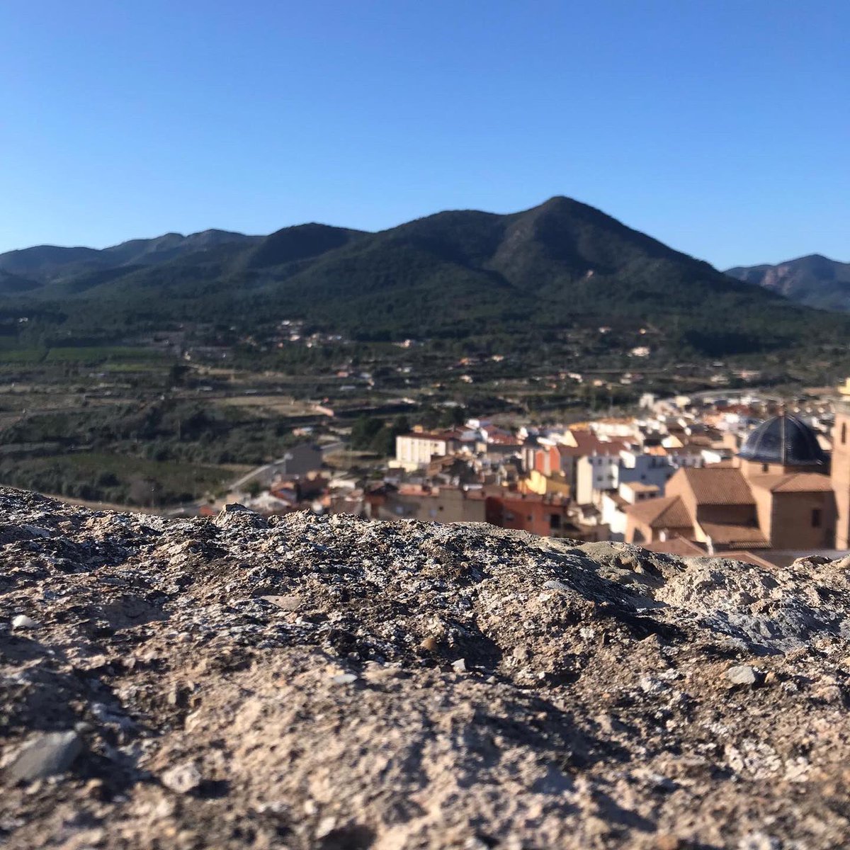 CarmelitasOnda's tweet photo. Els nostres xiquets i xiquetes de Primer de Primària gaudeixen de les vistes tan boniques del nostre poble. I aprenen a observar i diferenciar els tipus de paisatges.
Aquesta activitat forma part del projecte “creador de paisatges”. #aciestic #primercicle #projectepaisatges https://t.co/3r1HxdJhbI