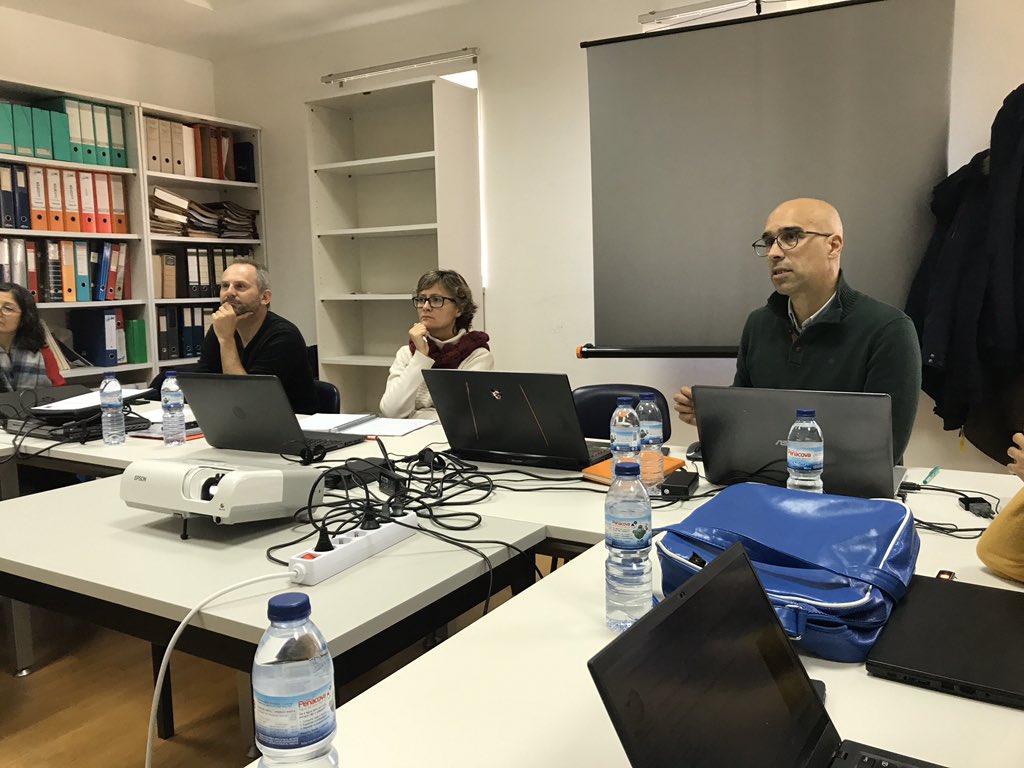 david_gnomusy's tweet photo. Miguel Almeida from @ADAI_CEIF presents laboratory experients and results on green hedges. What we observed in real fires is confirmed by numbers: Cupressus arizonica is extremely dangerous! #WUI #SafeMicroScale @wuiview https://t.co/5G4PL1BrFj
