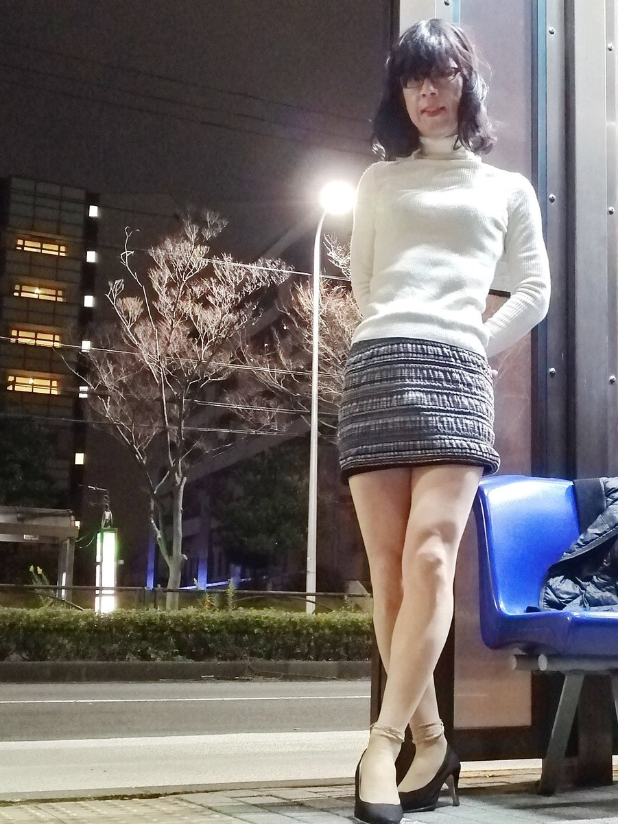 sissychieko's tweet photo. まもなく20時をお知らせします。
また、バスに乗り遅れたお馬鹿なちえこで～す。☺️💕
誰か迎えに来てぇ～んパンスト直穿き好きにしていいよぉ～👌🚌🚌 https://t.co/qZ1SNl8uIs