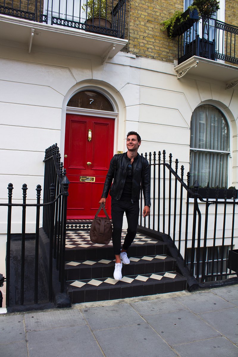 iamrobertgrey's tweet photo. Aint no place like London https://t.co/Pk7ggDzHN3