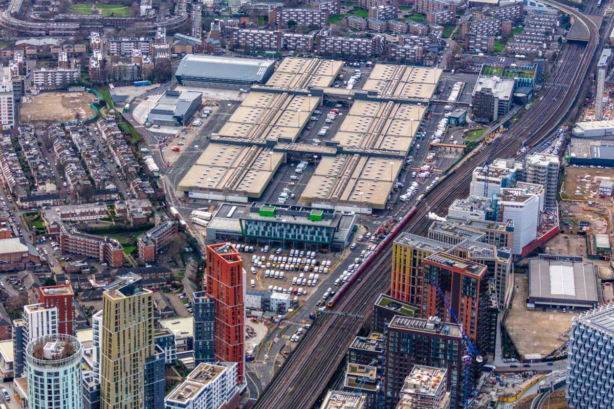 StM_NineElms's tweet photo. How fantastic are these photos of #NewCoventGardenMarket taken from the air last Friday? Wonderful to see @MarketFood and @MarketFlowers in the context of #NineElms and beyond! Thank you @HighLevelPhoto 📸 https://t.co/n8e0pKRuCF