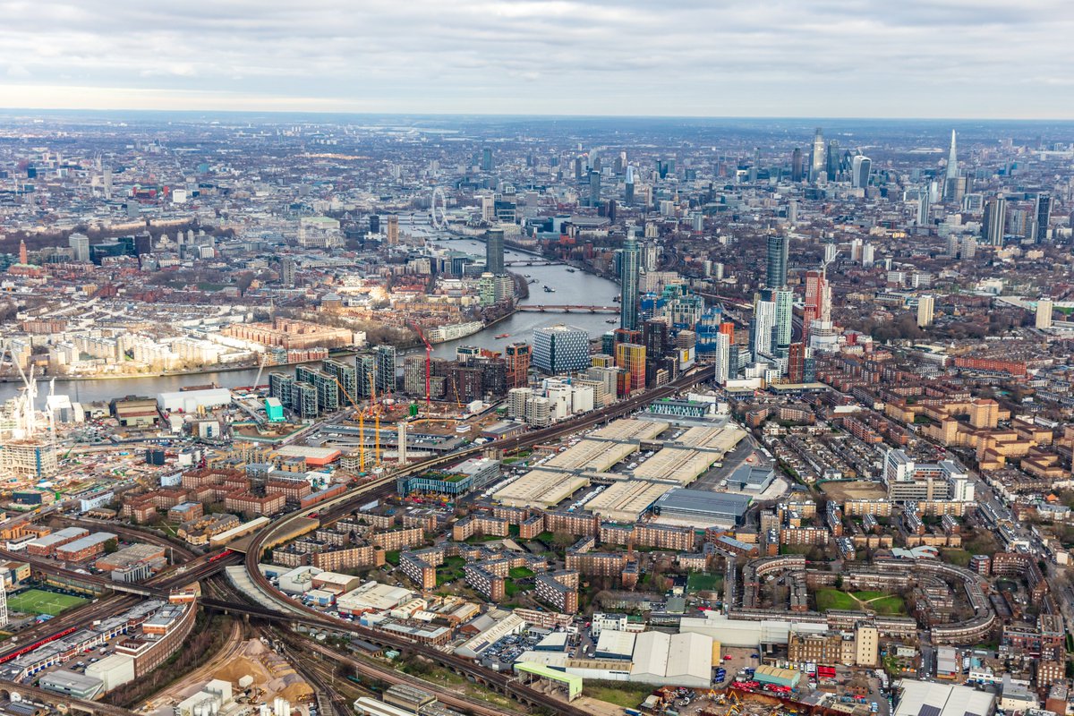 StM_NineElms's tweet photo. How fantastic are these photos of #NewCoventGardenMarket taken from the air last Friday? Wonderful to see @MarketFood and @MarketFlowers in the context of #NineElms and beyond! Thank you @HighLevelPhoto 📸 https://t.co/n8e0pKRuCF