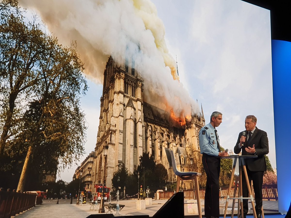 AXAFrance's tweet photo. Intervention du Général #Gontier des @PompiersParis pour apporter son témoignage sur l'intervention de #NotreDame de Paris. Un discours plein d'inspiration et de leadership. #AXAStationM https://t.co/WzUM4Mit8o