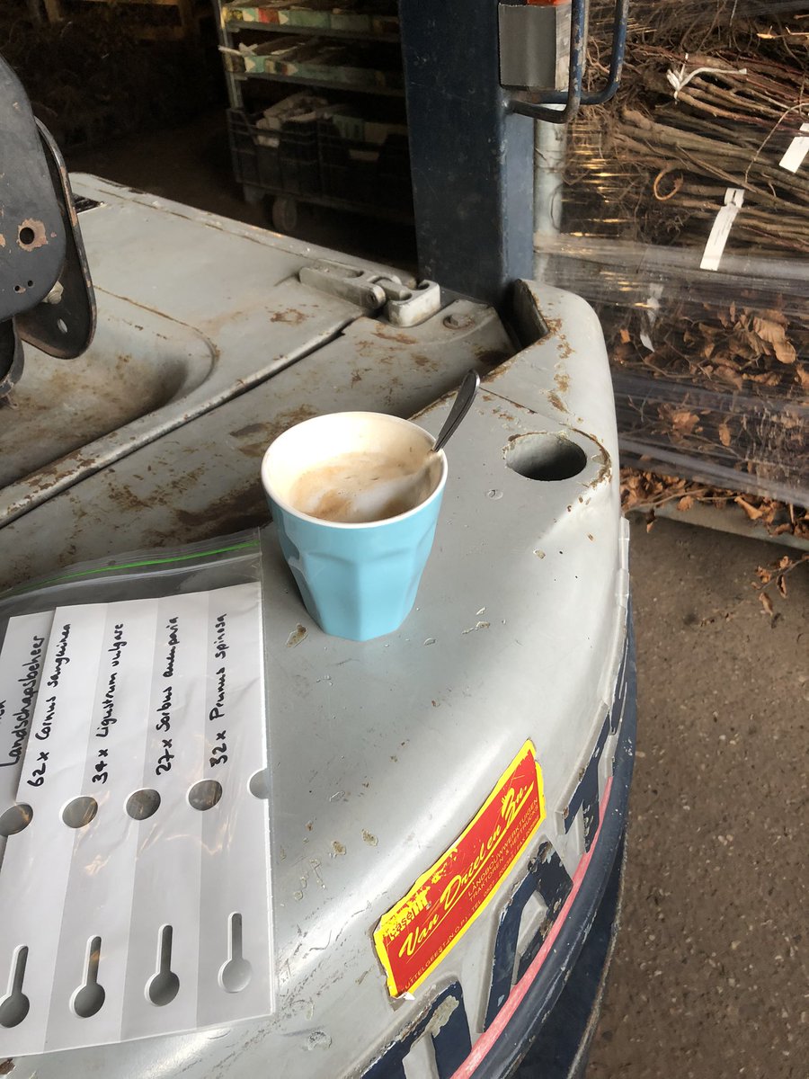 Bestellingen sorteren/klaar zetten. Mooi weer om te planten. Maandag t/m zaterdag geopend van 9.00-17.00 uur. #groencentrum #tuinplanten #landschapsbeheer