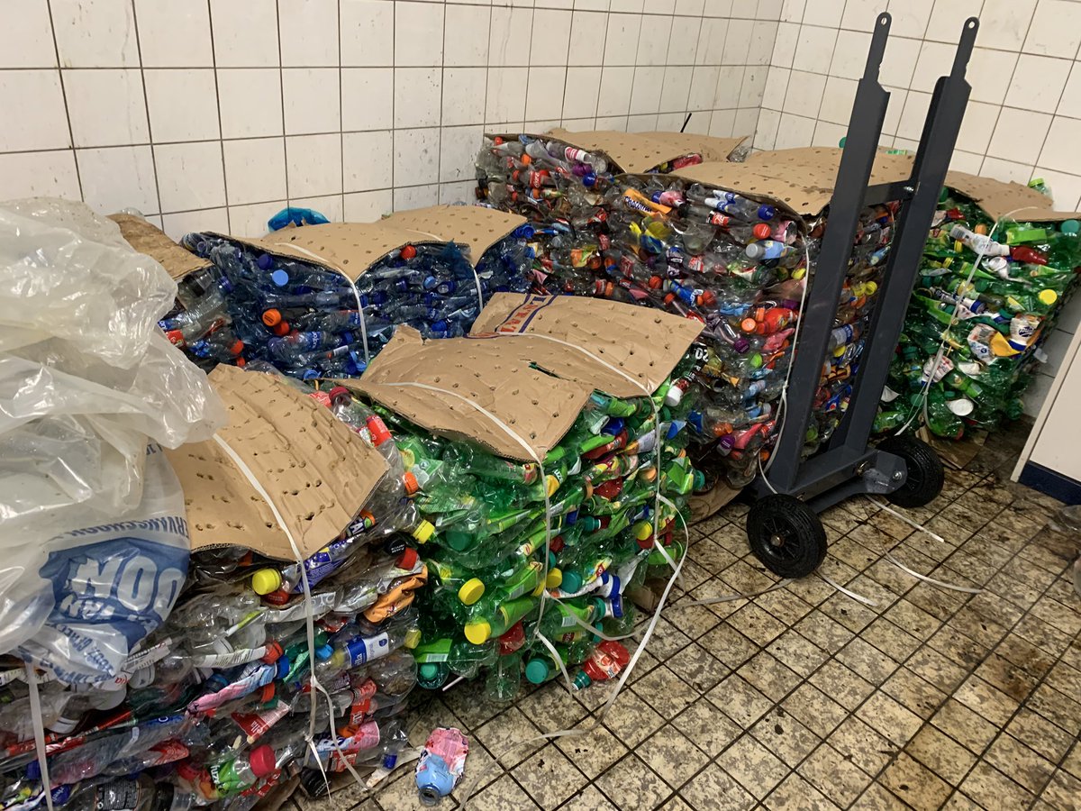 Vandaag transformeren we jullie plastic om in handzame pakketjes zodat er minder vrachtwagens rijden.
#recycling #werkcreeren #plastic #schoneretoekomst