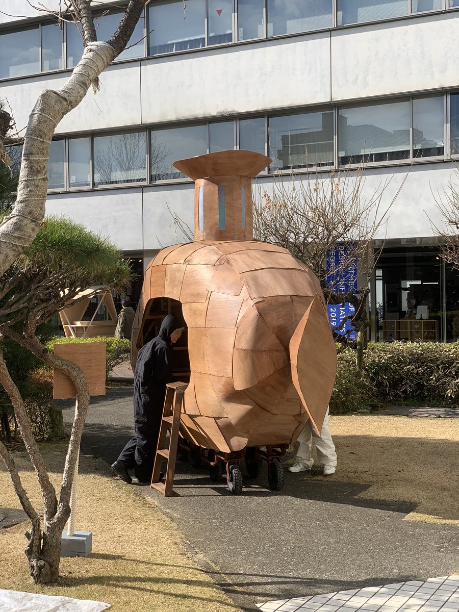 Mirabelle 会社を休んで武蔵美卒展へ 混雑の中でインスタレーションを見るのが嫌だという理由で空デ優先 まずは10号館 空デ 添田萌未さん 古橋楓さん 10号館入り口と吹き抜けにあった作品は作者分からず 4枚目 デ情 谷内愛望さん 名前間違いご容赦