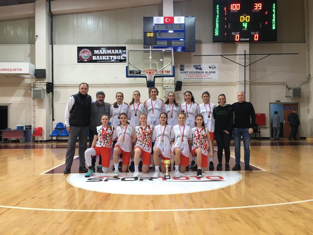 İstanbul Liseler Basketbol Şampiyonası Bayanlar Genç B kategorisi final maçında Birgül Erdem Anadolu Lisesini 100-39 yenen Eyüp Doğa Anadolu Lisesi şampiyon oldu.<a href="/AliRizaLule/">Ali Rıza Lüle</a> <a href="/DogaOkullari/">Doğa Koleji</a> @SanemBH <a href="/nazli10er/">Nazlı Sert</a>
