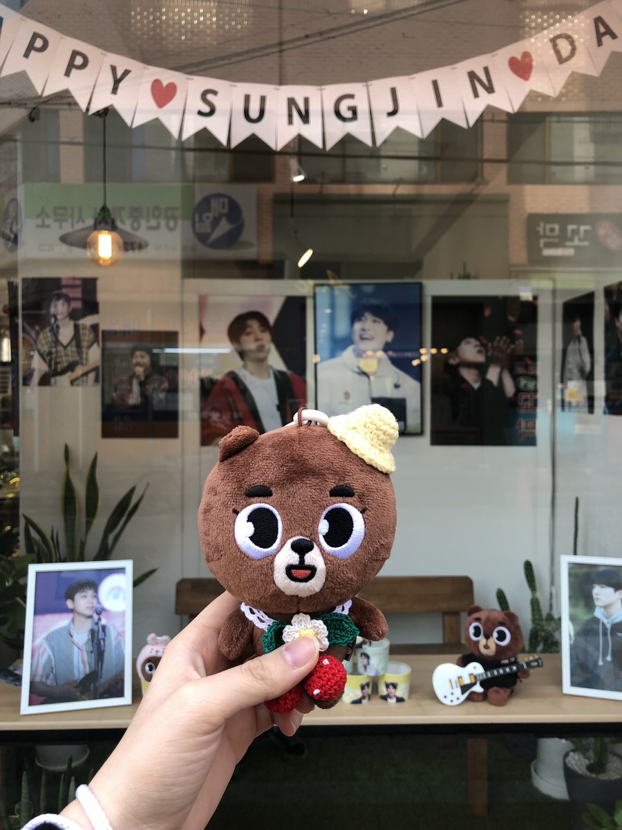 rabibear_'s tweet photo. 꿀단지님 생일카페 후기입니당!
컵홀더랑 포토카드 귀엽고 잘생기고 다해ㅠㅠㅜㅜㅠ 카페 안도 여기저기 구석구석 온통 성진이라서 너무 좋았어요🥺💕 천장? 조명?에도 막 달려있더라구요..💕 포토존도 예쁘구ㅠㅠㅜ잘 보고 갑니다😆
#성진이생일초에불이붙어_Gettinghotter
#HappyBirthday_D6SJ https://t.co/jopGxNHmde