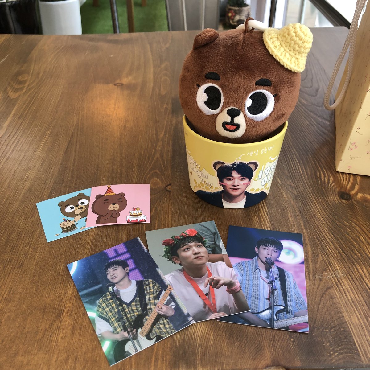 rabibear_'s tweet photo. 꿀단지님 생일카페 후기입니당!
컵홀더랑 포토카드 귀엽고 잘생기고 다해ㅠㅠㅜㅜㅠ 카페 안도 여기저기 구석구석 온통 성진이라서 너무 좋았어요🥺💕 천장? 조명?에도 막 달려있더라구요..💕 포토존도 예쁘구ㅠㅠㅜ잘 보고 갑니다😆
#성진이생일초에불이붙어_Gettinghotter
#HappyBirthday_D6SJ https://t.co/jopGxNHmde