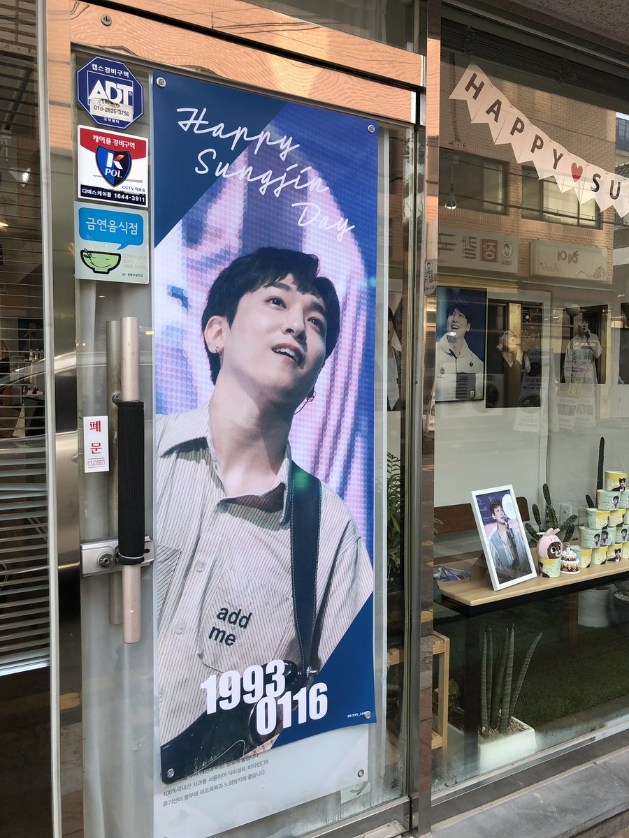 rabibear_'s tweet photo. 꿀단지님 생일카페 후기입니당!
컵홀더랑 포토카드 귀엽고 잘생기고 다해ㅠㅠㅜㅜㅠ 카페 안도 여기저기 구석구석 온통 성진이라서 너무 좋았어요🥺💕 천장? 조명?에도 막 달려있더라구요..💕 포토존도 예쁘구ㅠㅠㅜ잘 보고 갑니다😆
#성진이생일초에불이붙어_Gettinghotter
#HappyBirthday_D6SJ https://t.co/jopGxNHmde