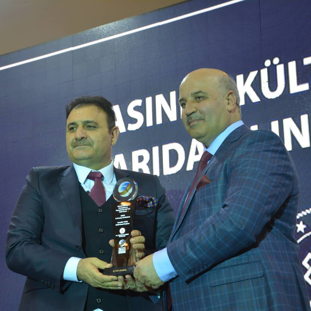 2020 Yılının İlk Haftasında Çırağan Sarayı'nda Gerçekleştirmiş Olduğumuz "Basında Kültürün Yansımaları ve Başarıda Yılın En'leri"Ödül Törenimizde Ödüller Çok Değerli Sahiplerini Buldu..Sayın Eyüp AKBAL <a href="/Fuzulev/">FuzulEv</a>  <a href="/Eyupakbal1966/">Eyup Akbal</a>  #dbmd #dunyabasinmensuplaridernegi