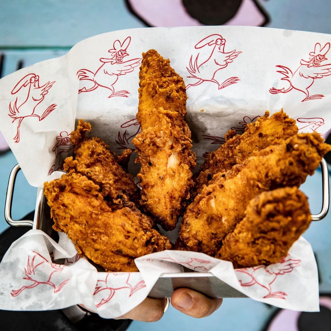 We're treating ourselves this Thursday with these oh-so crispy and succulent tenders 😍 Who else is breaking their Jan resolutions and secretly loving doing it? 🙋‍♀️ 📸 - <a href="/AbsurdBirdUK/">Absurd Bird London</a>
