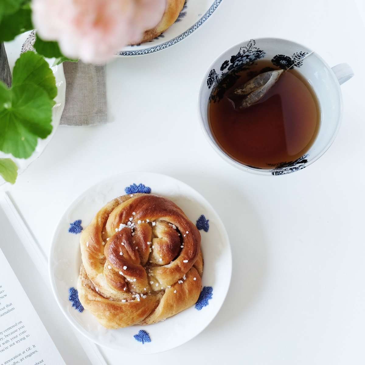 ProjectCalmMag's tweet image. Start a new habit by having a fika break! Fika is a Swedish tradition which involves taking time out of your day to enjoy coffee and cake with your colleagues, friends or family.

Find out more about fika here: soo.nr/nP33