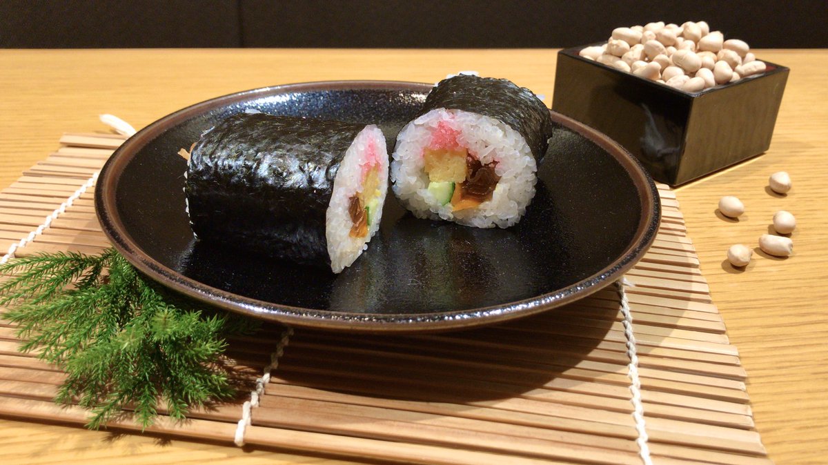 おつな寿司 恵方巻き ご予約受付中 一本一本熟練の職人がつくる手巻きの恵方巻です 伝統の味を是非 具 玉子 かんぴょう きゅうり 山ごぼう おぼろ 価格 660円 中身が見やすいよう半分に切った商品写真を掲載しております 恵方巻 節分