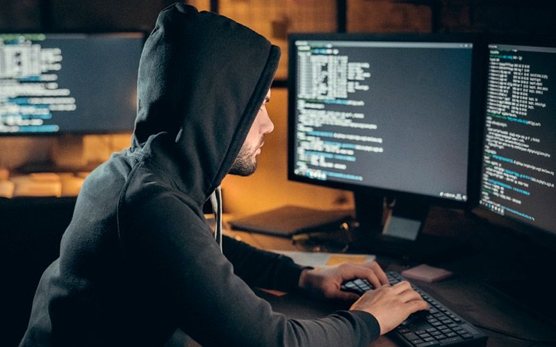 Хакер за компьютером. Хакер. Hackers getting. Hackers getting. Хакер за компьютером.