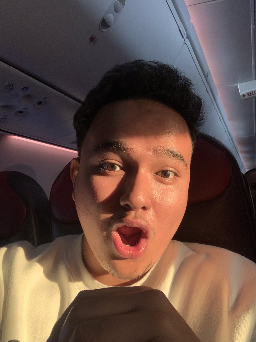 encik_t_'s tweet photo. I aint handsome but i got brown eyes and partially clear skin https://t.co/06TiZawMv1