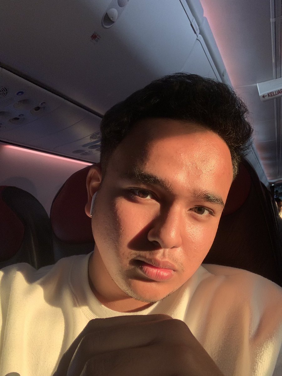 encik_t_'s tweet photo. I aint handsome but i got brown eyes and partially clear skin https://t.co/06TiZawMv1