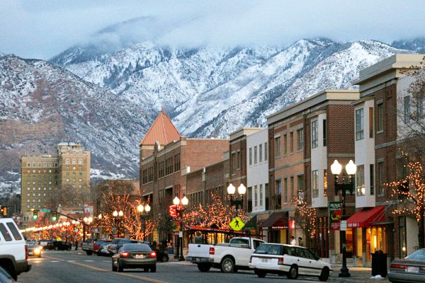 CNBC's tweet photo. Americans are flocking to these 15 cities where jobs are plentiful and salaries are rising. (via @CNBCMakeIt) https://t.co/slKlTtCgND https://t.co/vvJuqgfuq1