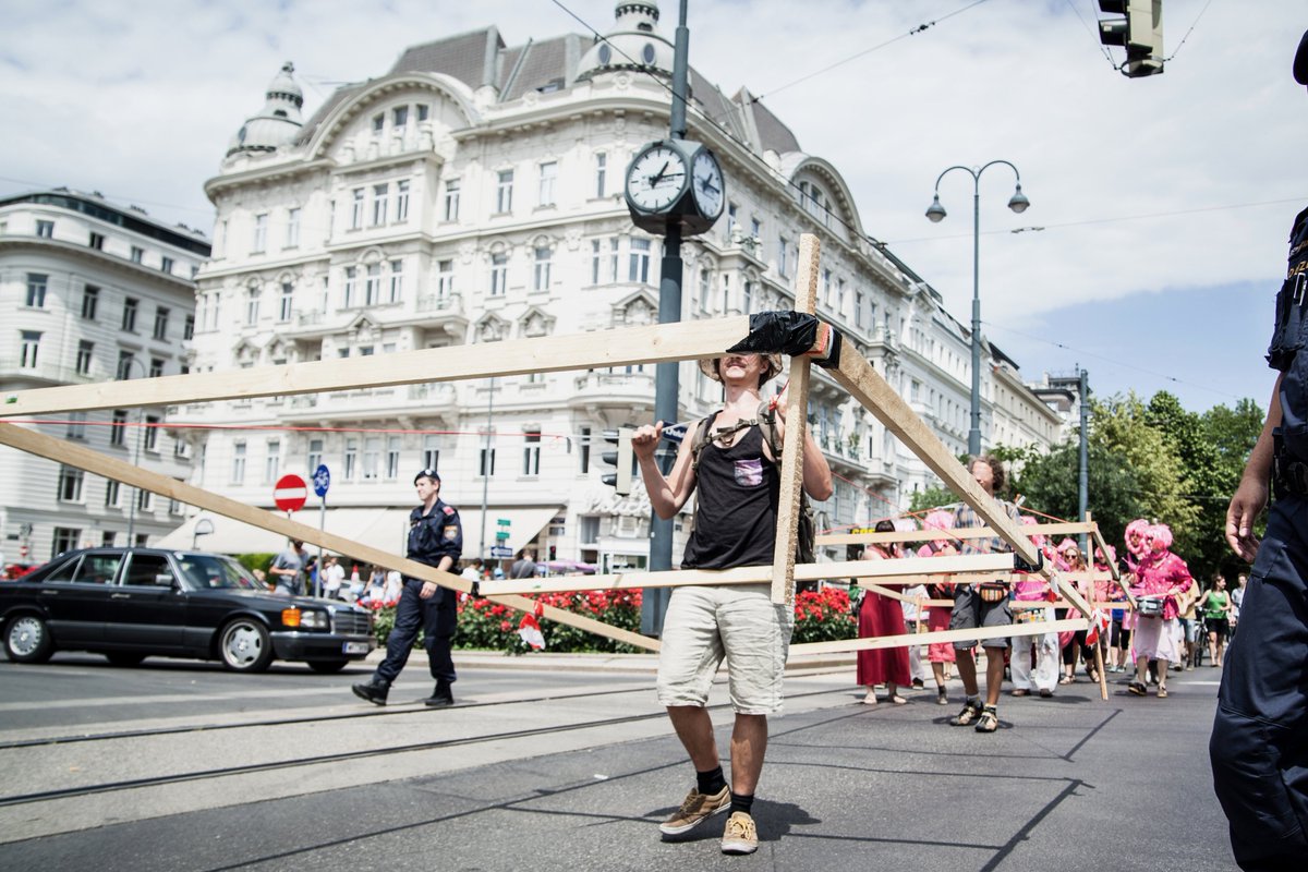 SystemChangeAT's tweet photo. Kommt alle morgen zur Demo von @ViennaForFuture: #Klimastreik statt Autoshow!
-----17.1.2020 12:00 Messe Wien-----
Wir werden mit unseren Gehzeugen da sein! https://t.co/ECmnT9hvS0