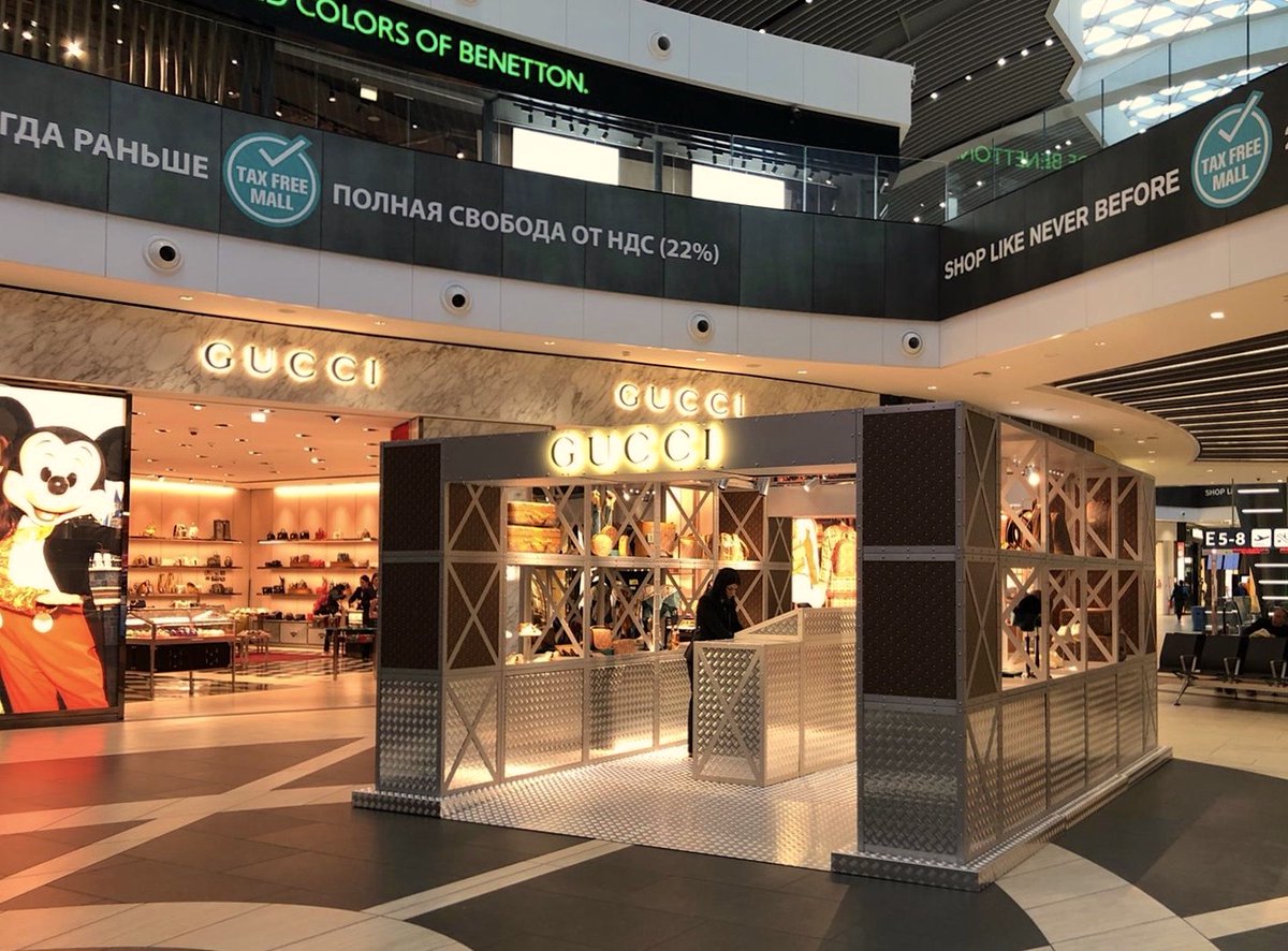 AeroportidiRoma's tweet photo. The year of the #Rat 🐭 is going to be super fashionable! @gucci celebrates #chinesenewyear with a popup shop dedicated to #MickeyMouse. #Disney character 'll be on a collection of shoes, accessories, clothes - branded with the #GG logo. Explore #GucciPin at #AreaE’s #TaxFreeMall https://t.co/feEZUYMi4w